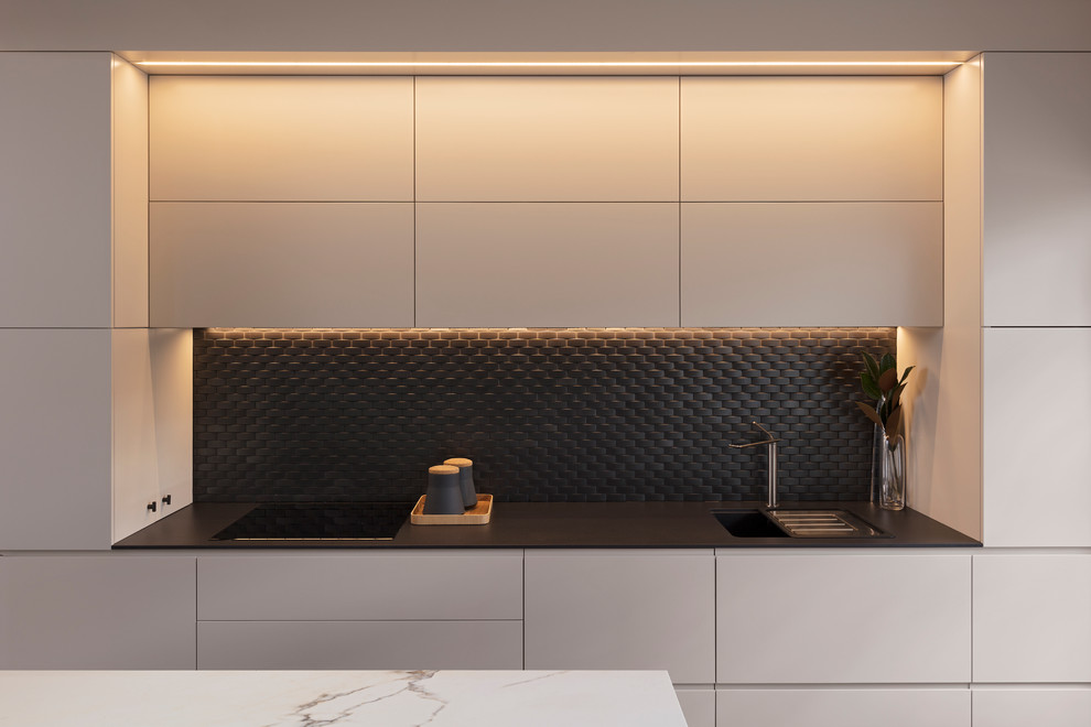 Immagine di una cucina bohémian di medie dimensioni con ante lisce, ante bianche, top in marmo, paraspruzzi a effetto metallico e pavimento in legno massello medio