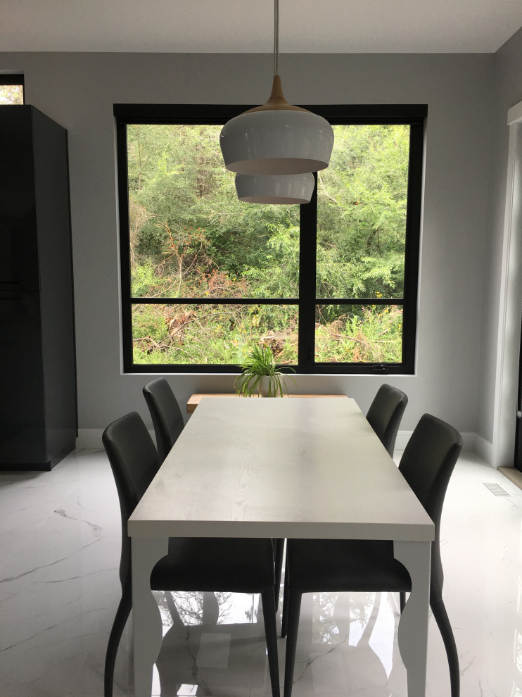 Свежая идея для дизайна: огромная кухня-столовая в стиле модернизм с полом из керамической плитки и белым полом - отличное фото интерьера