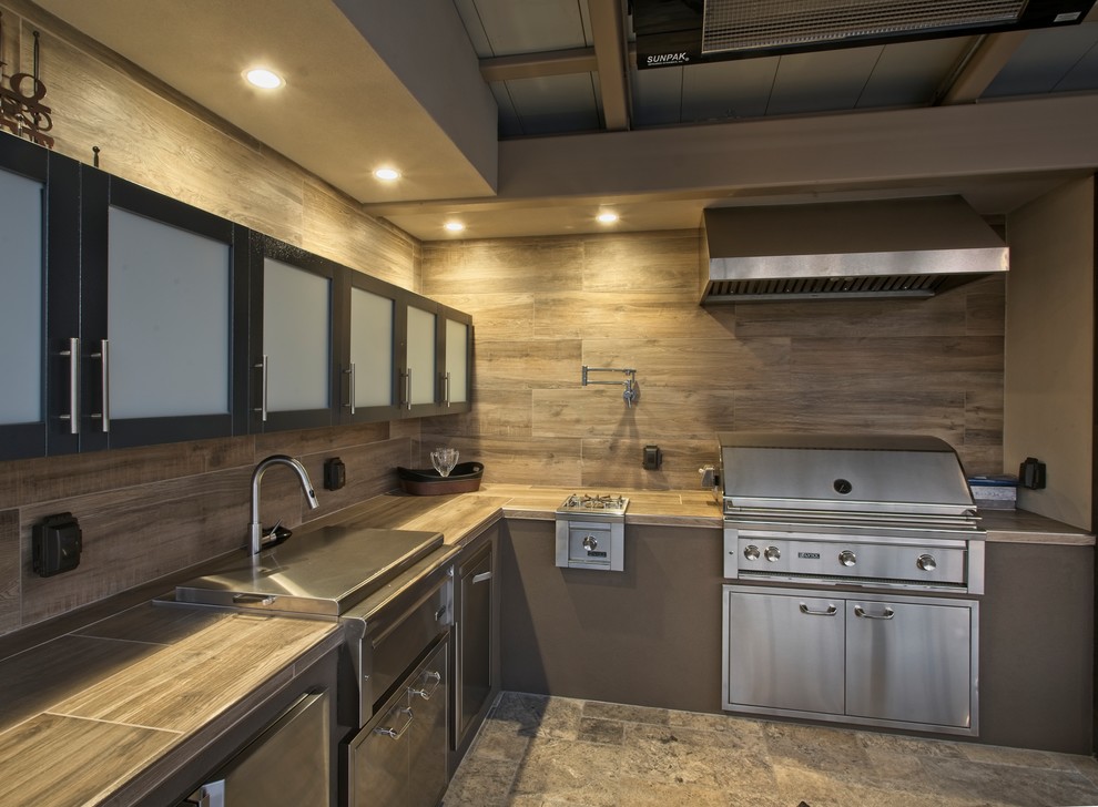 Exempel på ett stort modernt brun brunt kök, med en nedsänkt diskho, luckor med glaspanel, skåp i mörkt trä, kaklad bänkskiva, brunt stänkskydd, stänkskydd i keramik, rostfria vitvaror, marmorgolv och grått golv