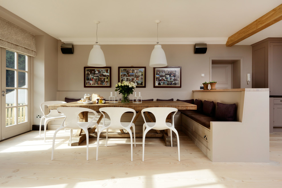 Immagine di una grande sala da pranzo aperta verso il soggiorno scandinava con parquet chiaro