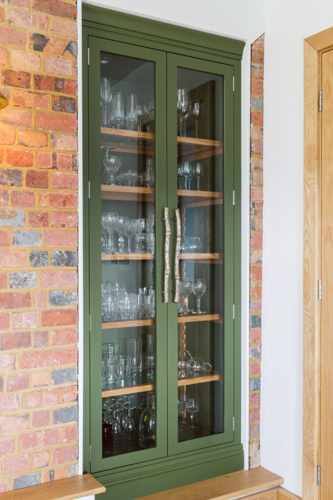 Exemple d'une petite cuisine linéaire chic fermée avec un placard à porte shaker et des portes de placards vertess.