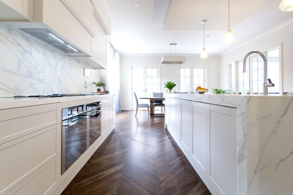 Foto di una grande cucina chic con lavello sottopiano, top in marmo, paraspruzzi bianco, paraspruzzi in marmo, parquet scuro e pavimento marrone