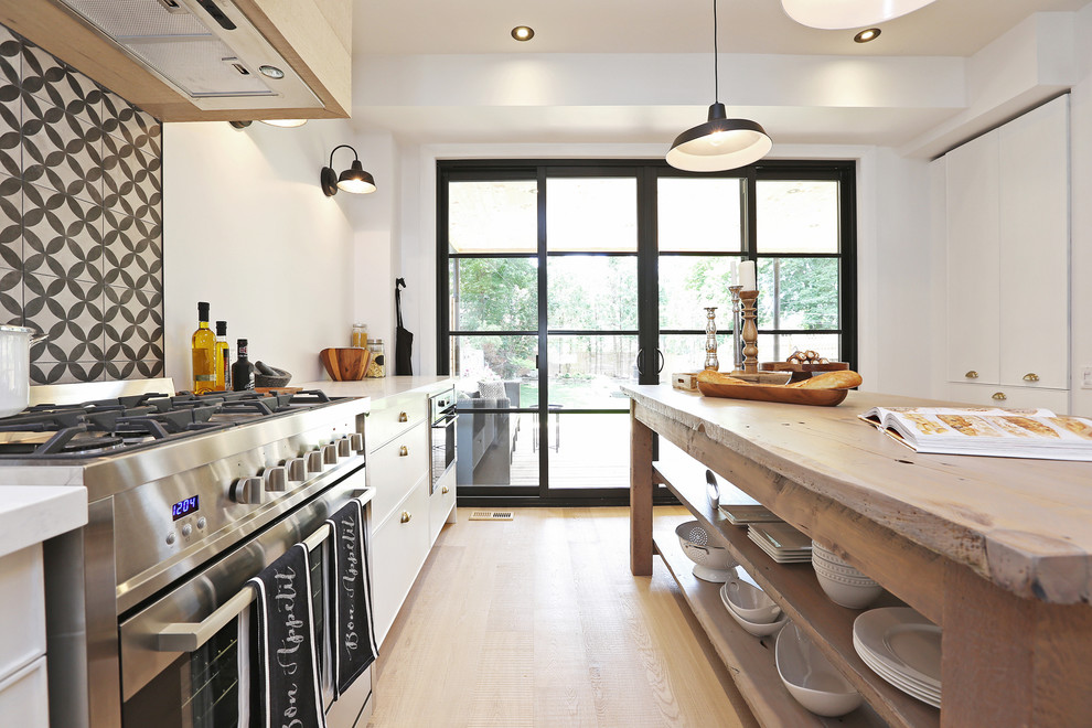 Idéer för att renovera ett stort skandinaviskt kök med öppen planlösning, med en rustik diskho, släta luckor, vita skåp, bänkskiva i kvartsit, flerfärgad stänkskydd, stänkskydd i keramik, rostfria vitvaror, ljust trägolv och en köksö