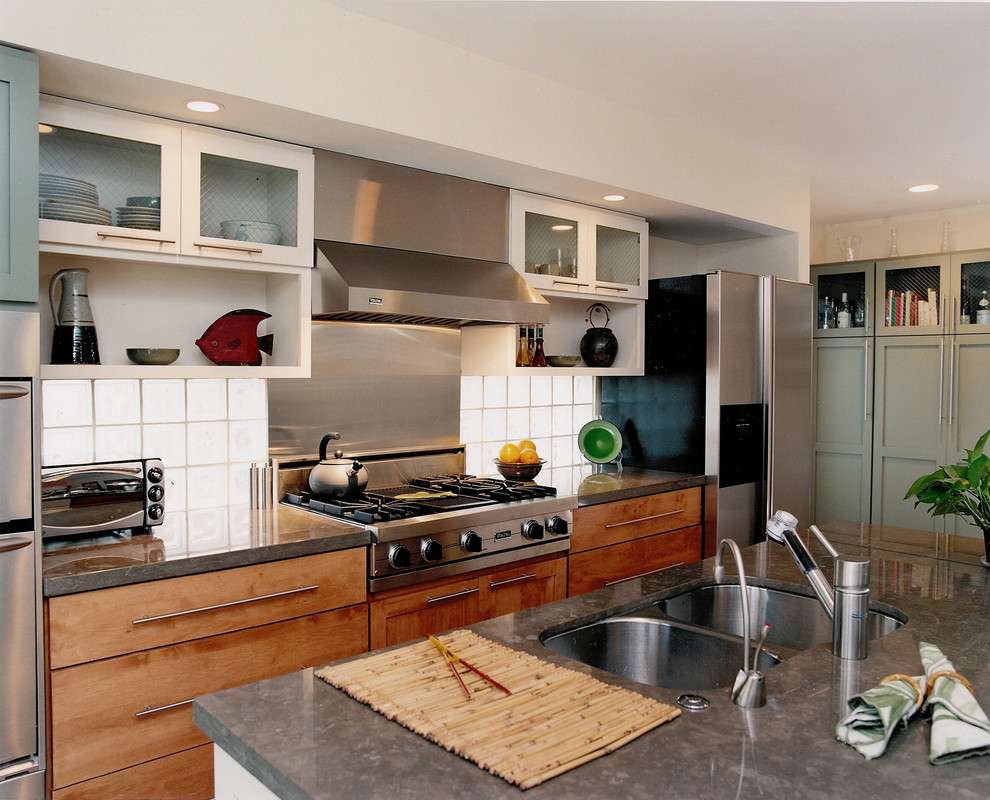 Moderne Küche mit Schrankfronten mit vertiefter Füllung, Küchengeräten aus Edelstahl, hellbraunen Holzschränken, Küchenrückwand in Weiß und Doppelwaschbecken in Washington, D.C.