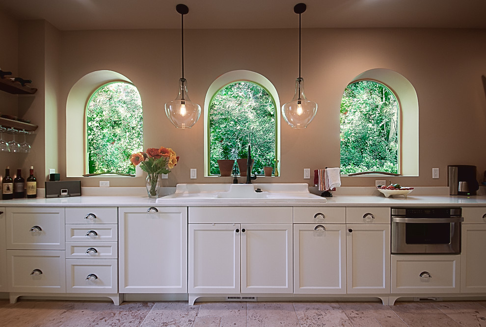 Foto de cocina comedor clásica con puertas de armario blancas, electrodomésticos de acero inoxidable y suelo de baldosas de cerámica