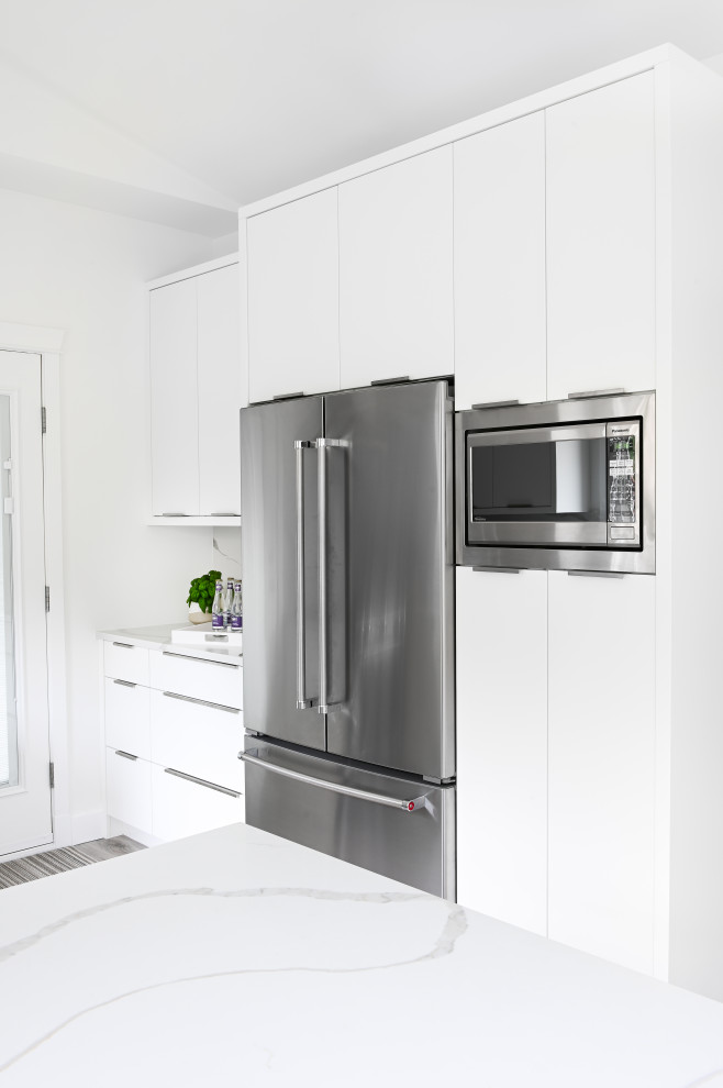 Exempel på ett litet modernt vit vitt kök, med en undermonterad diskho, släta luckor, vita skåp, bänkskiva i kvarts, vitt stänkskydd, rostfria vitvaror, laminatgolv och grått golv