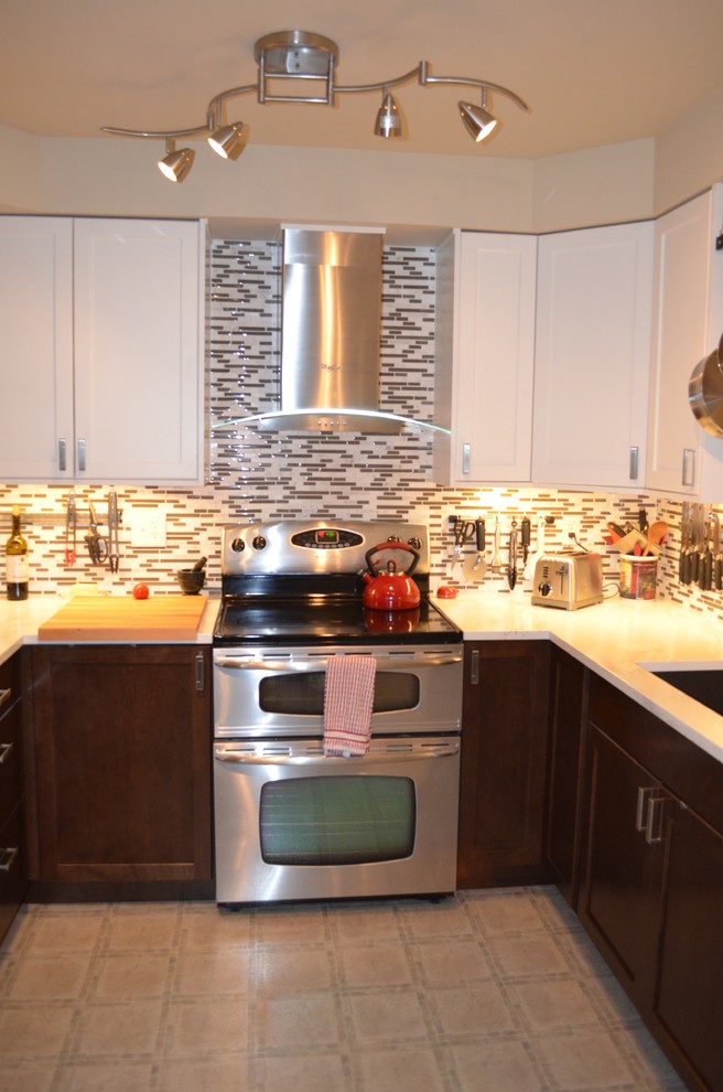 Bild på ett avskilt, litet vintage u-kök, med en undermonterad diskho, skåp i shakerstil, skåp i mörkt trä, bänkskiva i kvarts, grått stänkskydd, stänkskydd i mosaik, rostfria vitvaror och vinylgolv