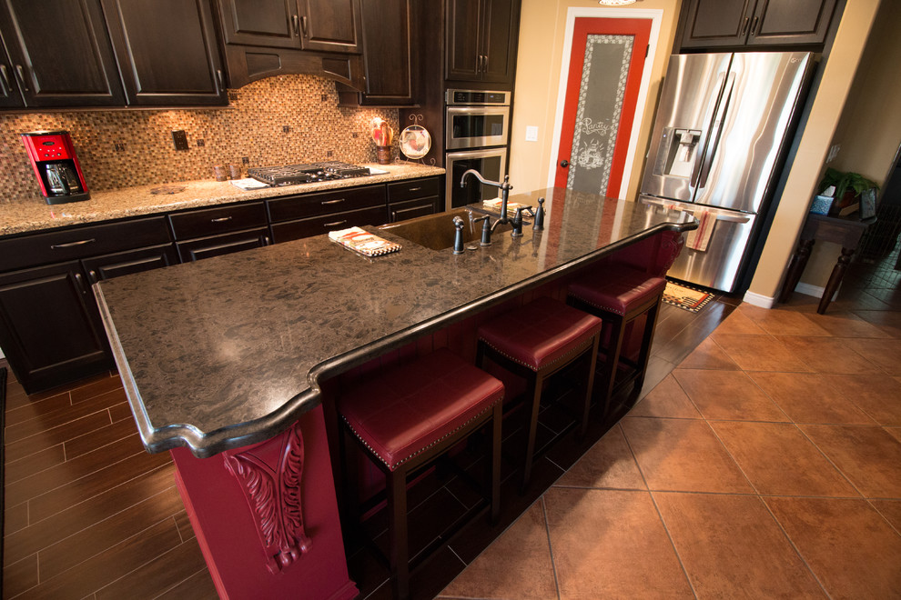 Foto på ett litet medelhavsstil kök, med en rustik diskho, luckor med upphöjd panel, röda skåp, bänkskiva i kvarts, flerfärgad stänkskydd, stänkskydd i mosaik, rostfria vitvaror, klinkergolv i porslin och en köksö