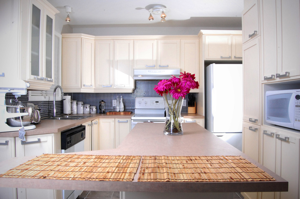 Trendy kitchen photo in Montreal