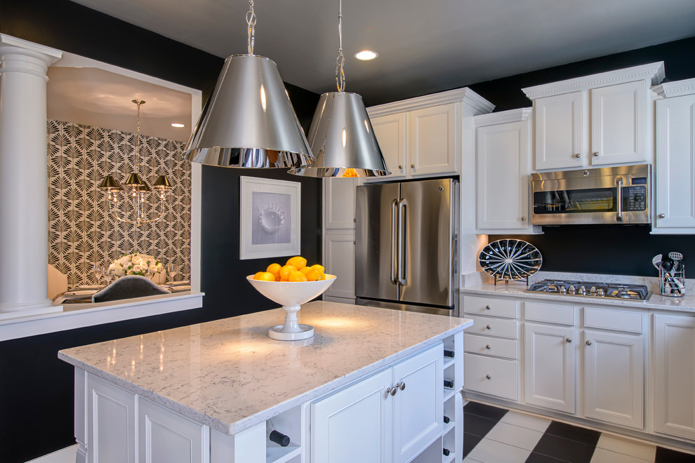 ワシントンD.C.にあるコンテンポラリースタイルのおしゃれなキッチン (落し込みパネル扉のキャビネット、白いキャビネット、シルバーの調理設備) の写真
