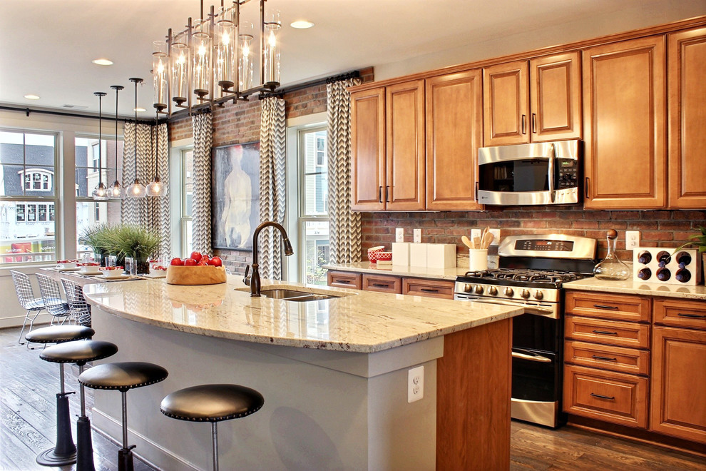ワシントンD.C.にあるコンテンポラリースタイルのおしゃれなキッチン (中間色木目調キャビネット、茶色いキッチンパネル、シルバーの調理設備、レイズドパネル扉のキャビネット) の写真