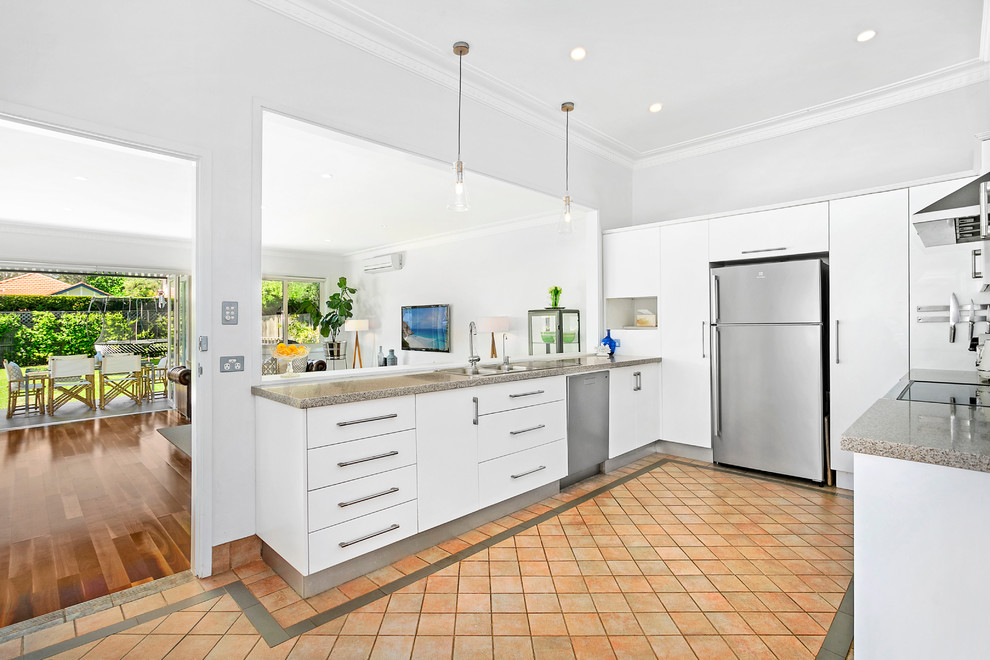 Mittelgroße Klassische Küche in U-Form mit Doppelwaschbecken, weißen Schränken, Quarzwerkstein-Arbeitsplatte, Küchengeräten aus Edelstahl, Keramikboden und zwei Kücheninseln in Sydney