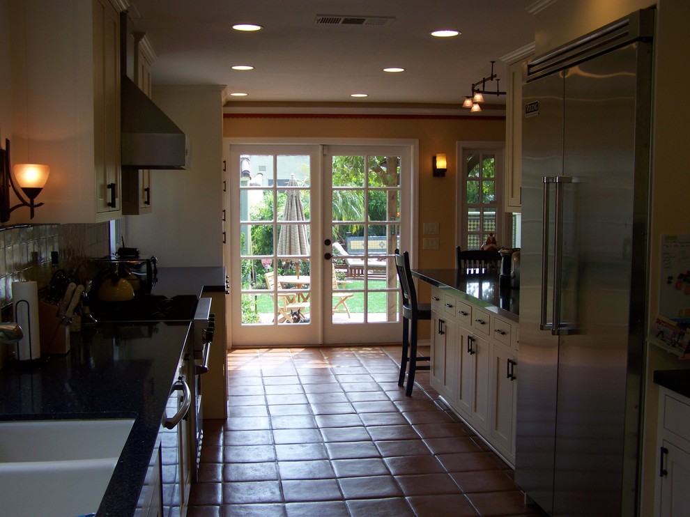 Photo of a classic kitchen in Los Angeles.