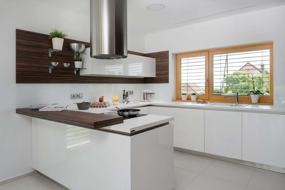 Idéer för att renovera ett mellanstort funkis kök, med en nedsänkt diskho, släta luckor, vita skåp, laminatbänkskiva, vitt stänkskydd, glaspanel som stänkskydd och klinkergolv i keramik