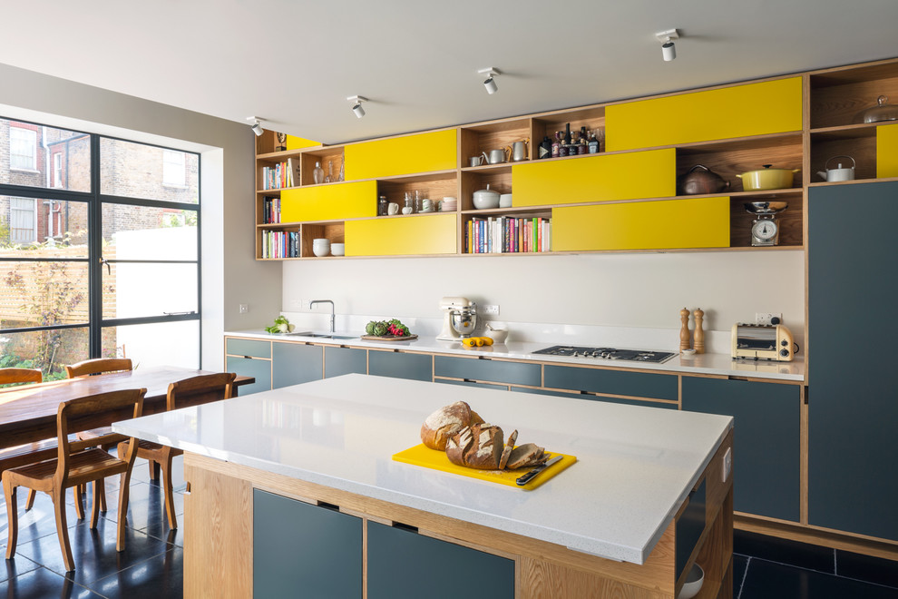 Свежая идея для дизайна: кухня в современном стиле с врезной мойкой, плоскими фасадами, синими фасадами и островом - отличное фото интерьера