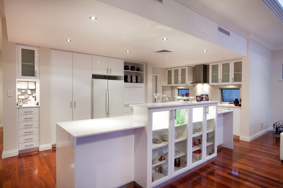 Mittelgroße Moderne Küche mit Kücheninsel in Perth