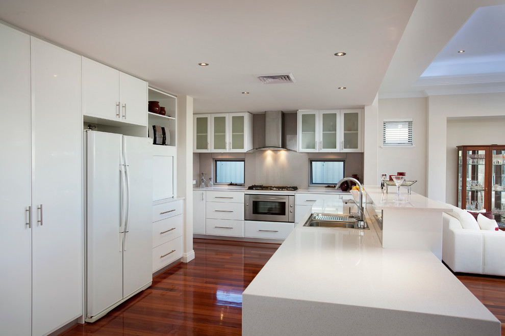 Foto di un cucina con isola centrale minimal di medie dimensioni