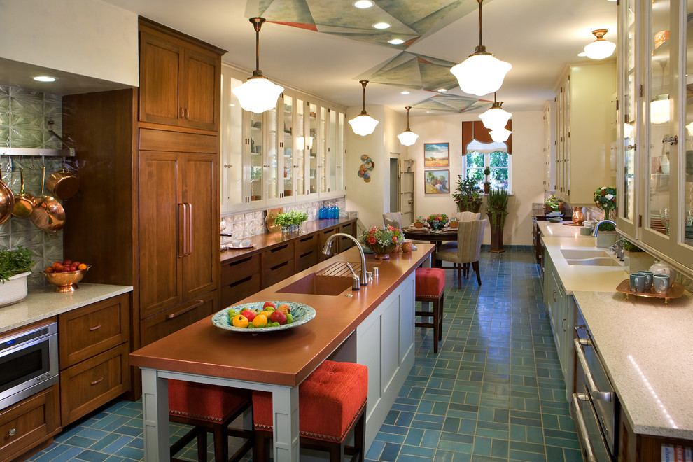 Moderne Küche mit Kupfer-Arbeitsplatte und blauem Boden in Los Angeles