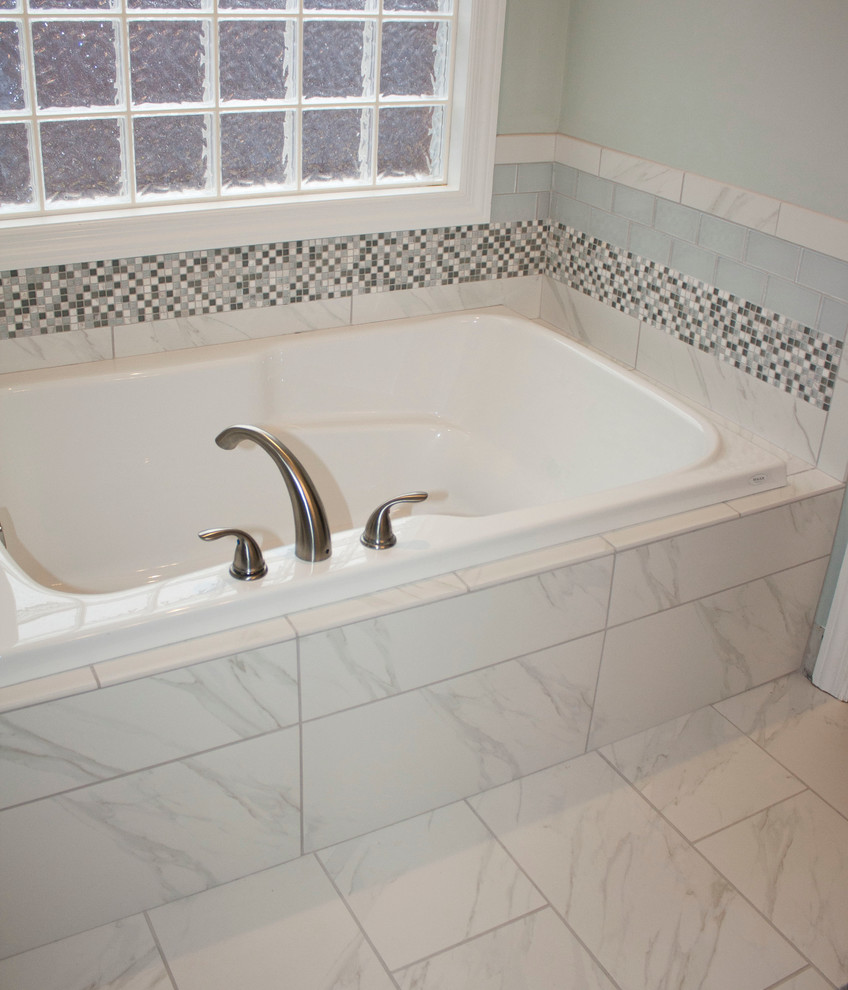 Источник вдохновения для домашнего уюта: ванная комната в современном стиле с белыми фасадами и темным паркетным полом