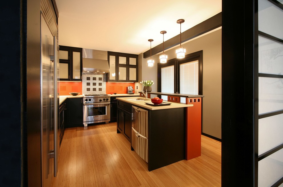 Zweizeilige, Mittelgroße Moderne Wohnküche mit Glasfronten, schwarzen Schränken, Küchengeräten aus Edelstahl, Doppelwaschbecken, braunem Holzboden, Küchenrückwand in Rot, Rückwand aus Mosaikfliesen und beiger Arbeitsplatte in Sonstige