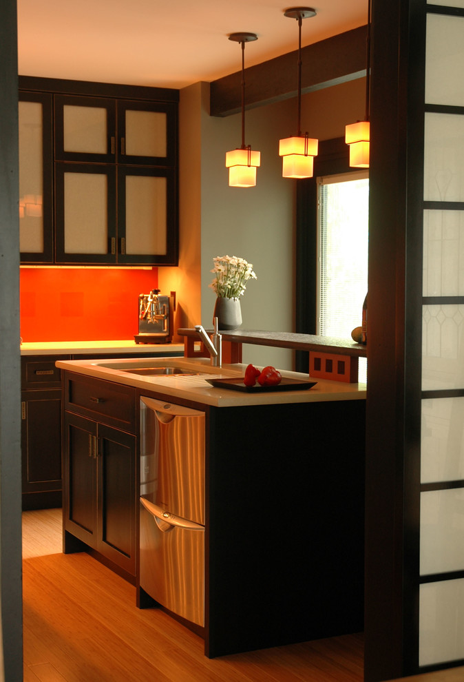 Идея дизайна: параллельная кухня среднего размера в современном стиле с двойной мойкой, черными фасадами, красным фартуком, техникой из нержавеющей стали, паркетным полом среднего тона, обеденным столом, стеклянными фасадами, фартуком из плитки мозаики и разноцветной столешницей