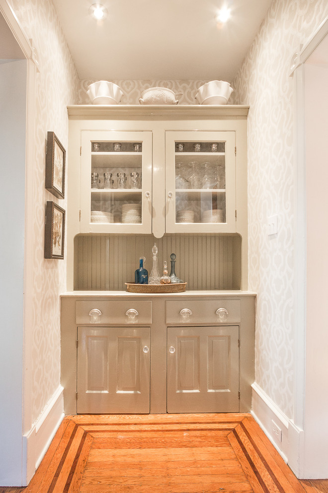 Foto de cocina lineal clásica renovada pequeña con despensa, armarios con paneles con relieve, puertas de armario grises, encimera de madera y salpicadero verde