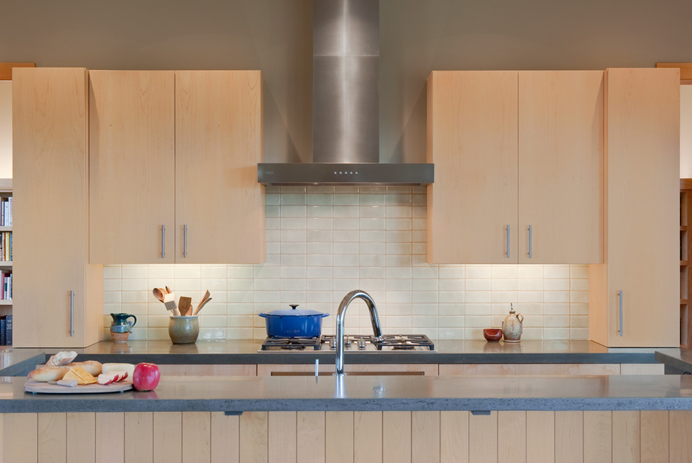 На фото: кухня в современном стиле с плоскими фасадами и светлыми деревянными фасадами