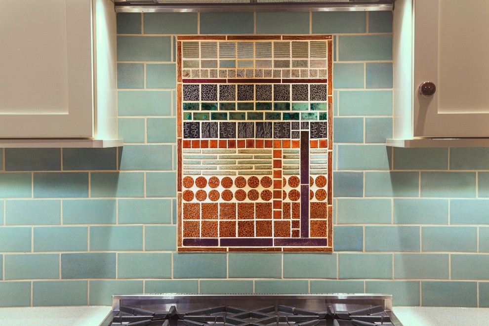 Esempio di una cucina minimalista con ante in stile shaker, ante bianche, paraspruzzi blu, paraspruzzi con piastrelle diamantate e elettrodomestici in acciaio inossidabile