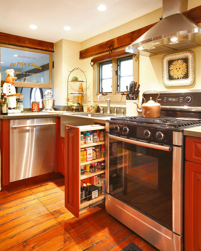 Inspiration för ett mellanstort lantligt kök, med en rustik diskho, luckor med upphöjd panel, bruna skåp, bänkskiva i kvarts, rostfria vitvaror, mellanmörkt trägolv och brunt golv