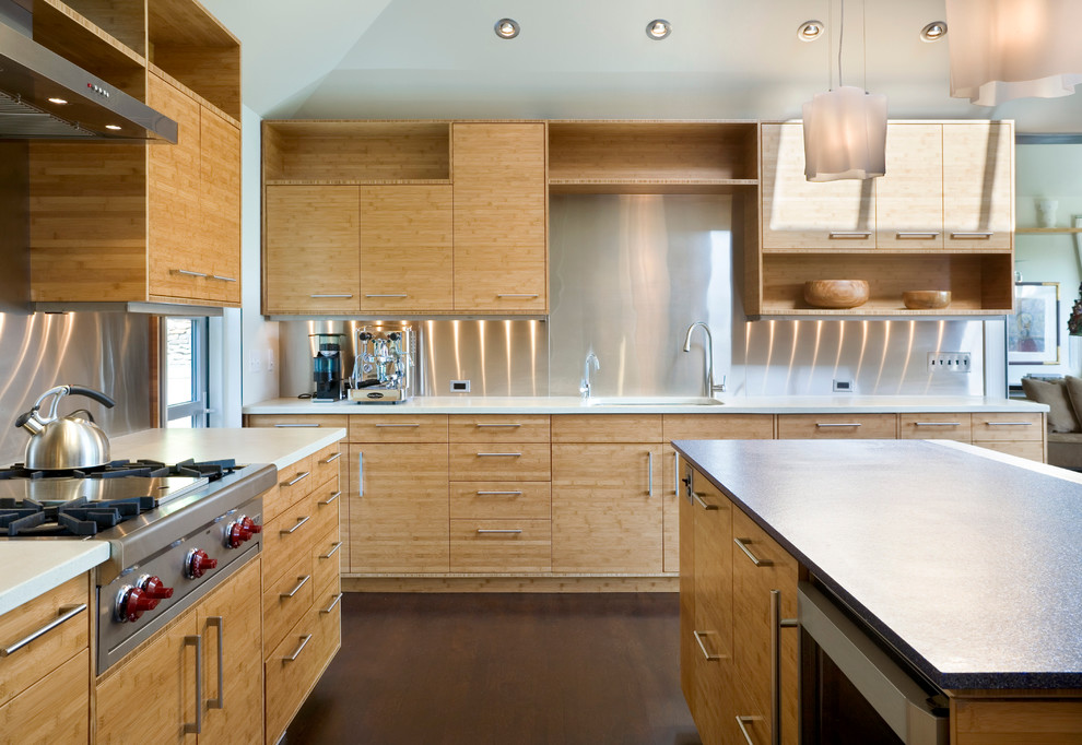 Foto på ett funkis kök, med släta luckor, skåp i ljust trä, stänkskydd med metallisk yta, en undermonterad diskho, bänkskiva i koppar och rostfria vitvaror