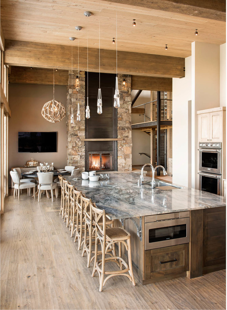Bild på ett stort rustikt kök, med skåp i ljust trä, en köksö, en undermonterad diskho, skåp i shakerstil, rostfria vitvaror, beiget golv, bänkskiva i kvartsit och mellanmörkt trägolv