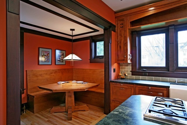 Bild på ett mellanstort vintage kök, med en rustik diskho, skåp i shakerstil, skåp i mörkt trä, granitbänkskiva, grått stänkskydd, stänkskydd i tunnelbanekakel och ljust trägolv