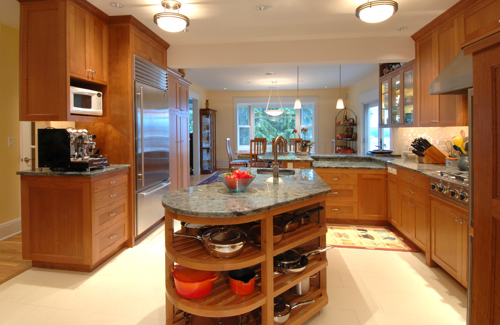 シアトルにある高級な広いトランジショナルスタイルのおしゃれなキッチン (シングルシンク、オニキスカウンター、ベージュキッチンパネル、セラミックタイルのキッチンパネル、シルバーの調理設備、ライムストーンの床、シェーカースタイル扉のキャビネット、中間色木目調キャビネット) の写真