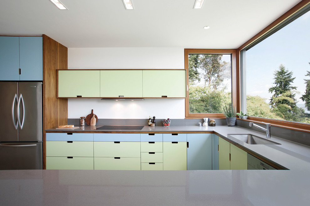 Foto de cocinas en U contemporáneo con armarios con paneles lisos y puertas de armario verdes