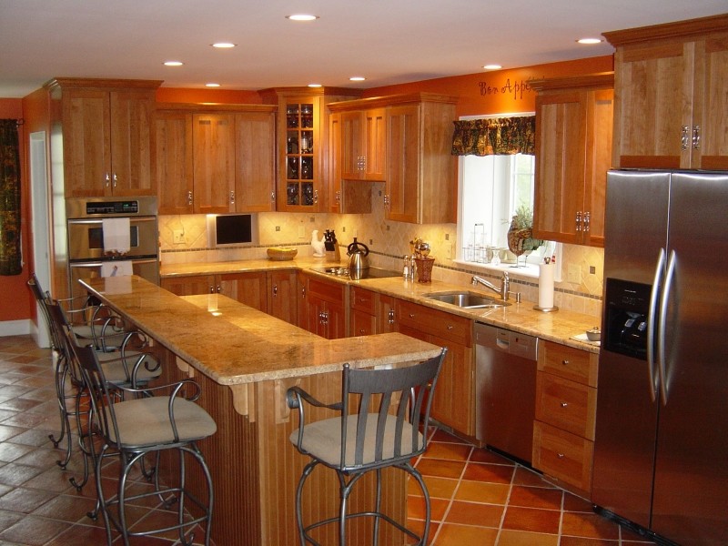 Geschlossene Klassische Küche mit Einbauwaschbecken, Schrankfronten mit vertiefter Füllung, hellbraunen Holzschränken, Küchenrückwand in Beige, Küchengeräten aus Edelstahl, Keramikboden und Kücheninsel in Boston