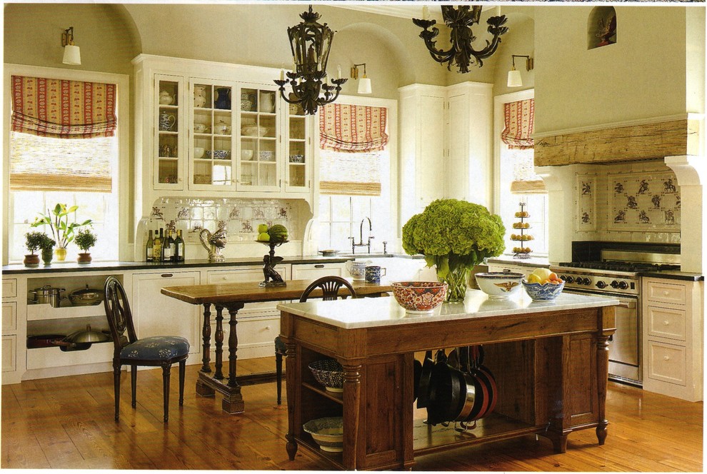 Пример оригинального дизайна: огромная угловая кухня-гостиная в классическом стиле с стеклянными фасадами, белыми фасадами, гранитной столешницей, светлым паркетным полом и островом