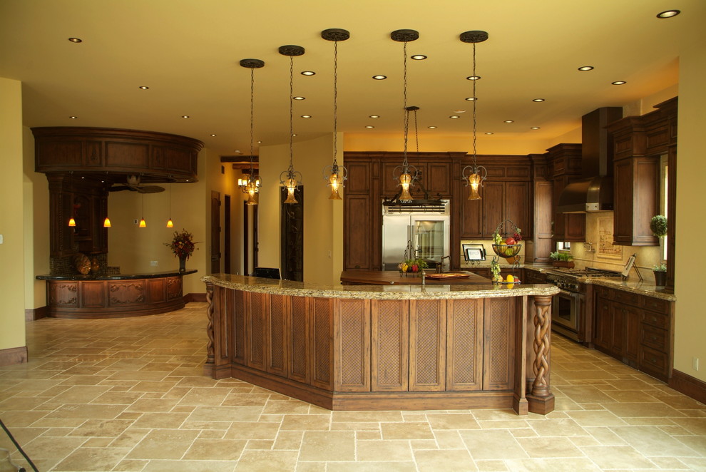 Esempio di una grande cucina mediterranea con ante in legno scuro, top in granito, paraspruzzi beige, elettrodomestici in acciaio inossidabile e pavimento con piastrelle in ceramica