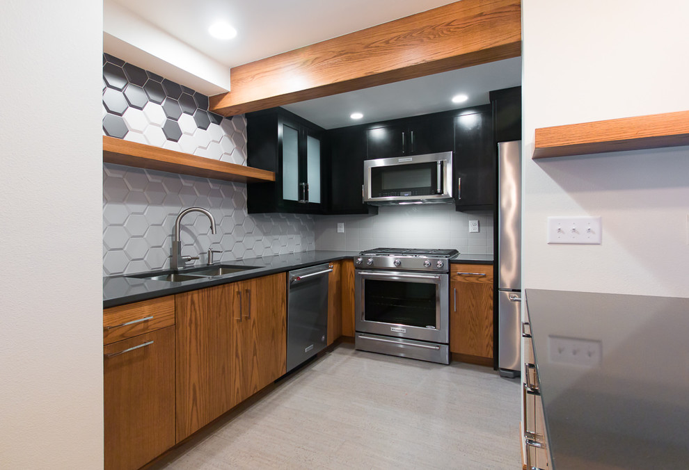 Bild på ett litet funkis kök, med en undermonterad diskho, släta luckor, skåp i mellenmörkt trä, bänkskiva i kvarts, grått stänkskydd, stänkskydd i keramik, rostfria vitvaror, korkgolv, en köksö och grått golv