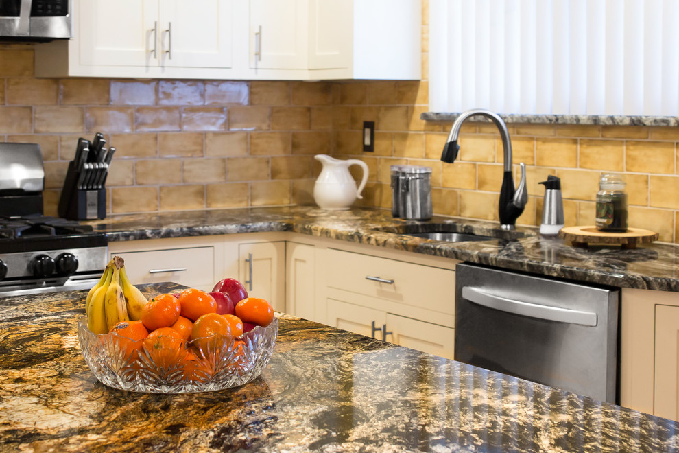 Exempel på ett mellanstort medelhavsstil flerfärgad flerfärgat kök, med en undermonterad diskho, skåp i shakerstil, vita skåp, granitbänkskiva, beige stänkskydd, stänkskydd i keramik, rostfria vitvaror och en köksö