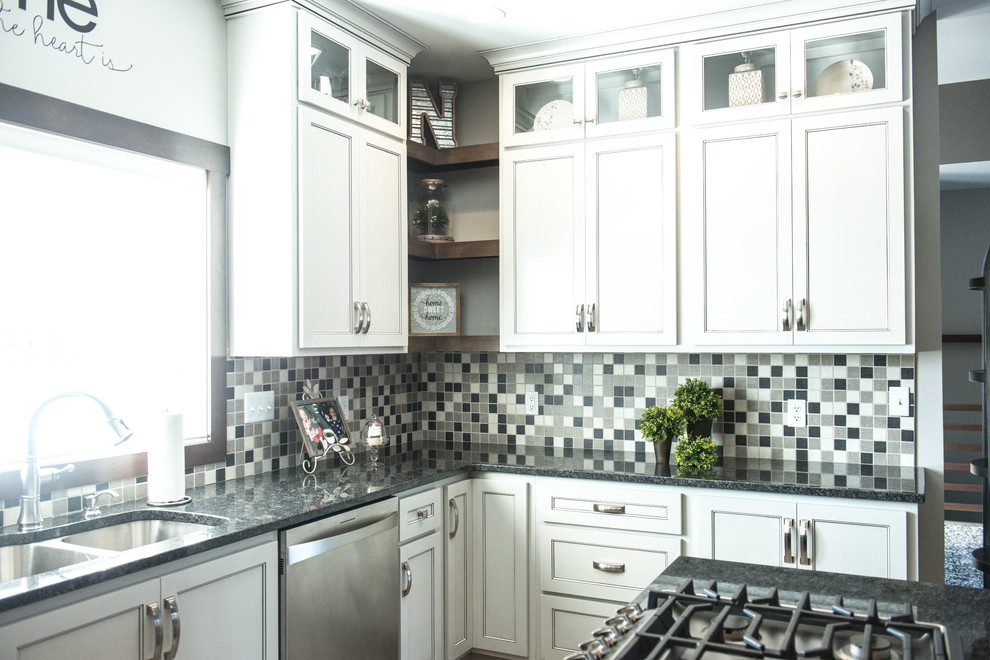 Klassisk inredning av ett mycket stort kök, med en undermonterad diskho, släta luckor, grå skåp, granitbänkskiva, flerfärgad stänkskydd, stänkskydd i keramik, rostfria vitvaror, vinylgolv och en köksö