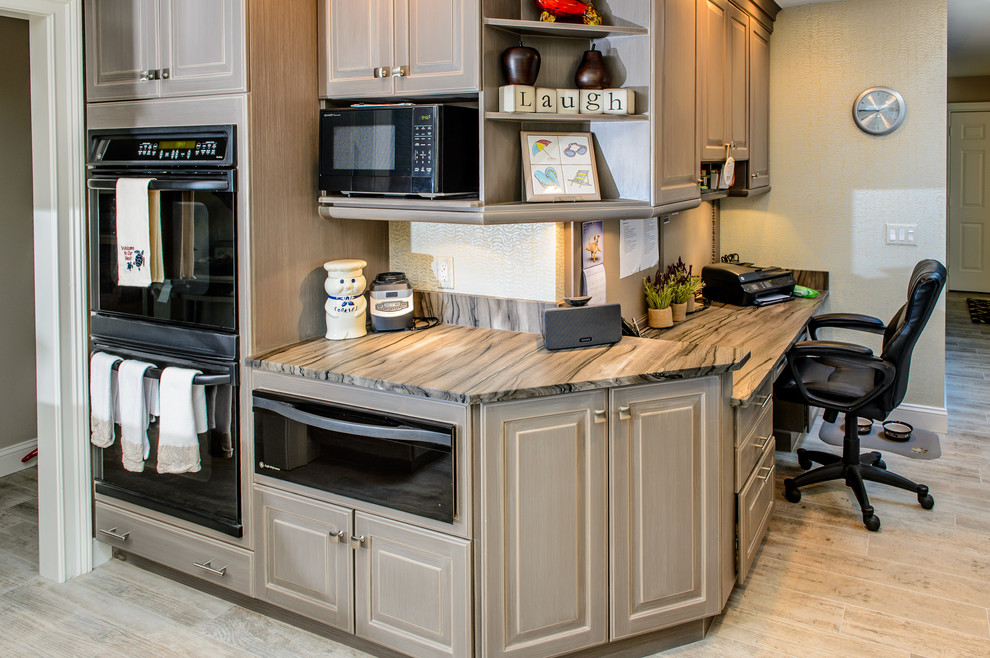 Modern inredning av ett stort linjärt kök och matrum, med en undermonterad diskho, luckor med lamellpanel, grå skåp, bänkskiva i kvartsit, flerfärgad stänkskydd, svarta vitvaror och klinkergolv i porslin