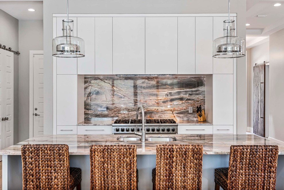 Bild på ett stort funkis flerfärgad flerfärgat kök, med en undermonterad diskho, släta luckor, vita skåp, marmorbänkskiva, flerfärgad stänkskydd, stänkskydd i marmor, rostfria vitvaror och en köksö