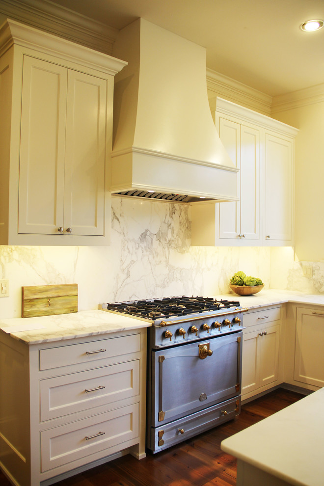 Immagine di una cucina classica di medie dimensioni con lavello stile country, ante in stile shaker e ante bianche