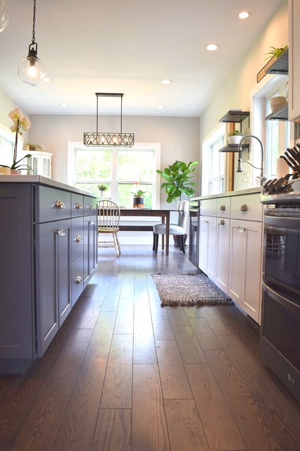 https://st.hzcdn.com/simgs/pictures/kitchens/magnolia-inspired-farmhouse-apuzzo-kitchens-img~e51105790ce6f4e2_4-7809-1-83f6940.jpg