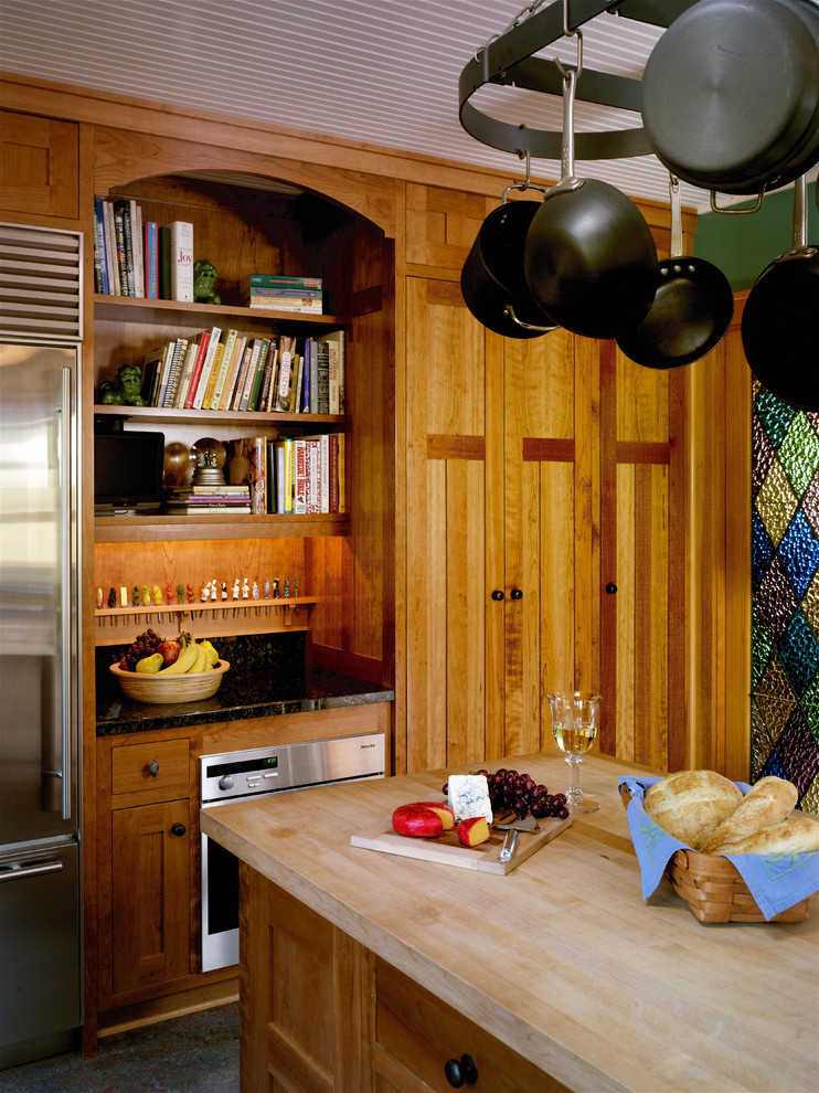 Ejemplo de cocina rural de obra con armarios estilo shaker, puertas de armario de madera oscura, encimera de madera y electrodomésticos de acero inoxidable