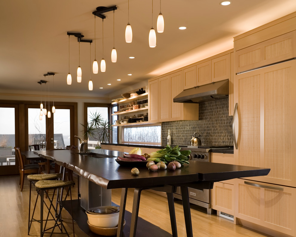 Zweizeilige, Mittelgroße Klassische Küche mit Unterbauwaschbecken, hellen Holzschränken, Kalkstein-Arbeitsplatte, Elektrogeräten mit Frontblende, hellem Holzboden und Kücheninsel in Seattle
