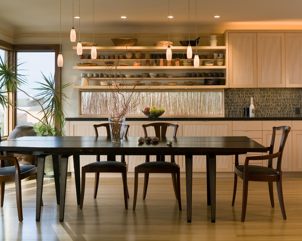 Пример оригинального дизайна: параллельная кухня среднего размера в стиле неоклассика (современная классика) с обеденным столом, врезной мойкой, светлыми деревянными фасадами, столешницей из известняка, техникой под мебельный фасад, светлым паркетным полом и островом