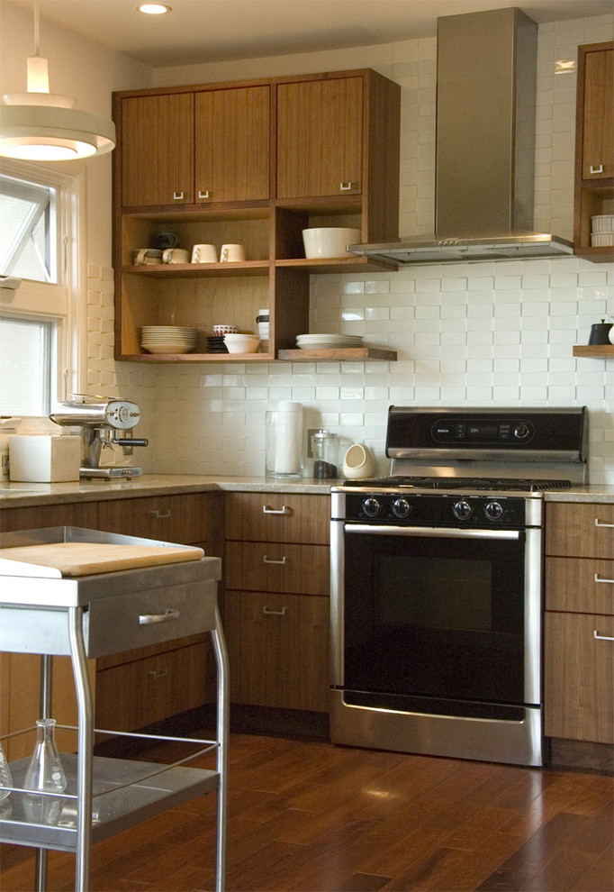 Exempel på ett mellanstort modernt kök, med släta luckor, skåp i mellenmörkt trä, träbänkskiva, vitt stänkskydd, stänkskydd i keramik, rostfria vitvaror, mellanmörkt trägolv och en köksö