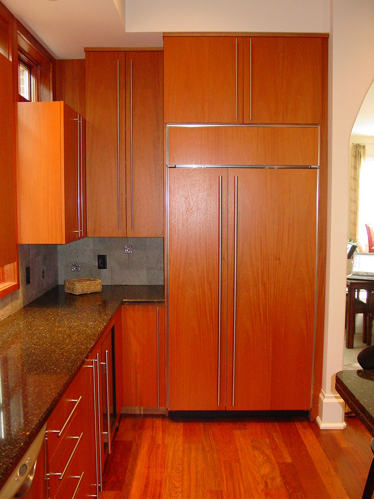 Exemple d'une grande arrière-cuisine encastrable tendance en L et bois brun avec un placard à porte plane, un plan de travail en granite, une crédence marron, une crédence en céramique, parquet foncé et îlot.