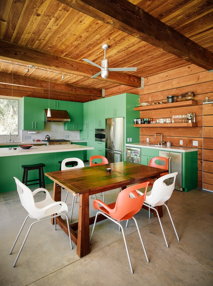 Foto de cocina contemporánea abierta y de obra con puertas de armario verdes, salpicadero blanco y armarios con paneles lisos